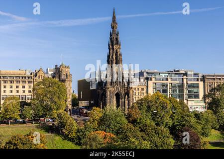 Edinburgh, Großbritannien. 06. Oktober 2022 im Bild: In den Princes Street Gardens in Edinburgh beginnen sich die Blätter in Herbstfarben zu verwandeln. Kredit: Rich Dyson/Alamy Live Nachrichten Stockfoto