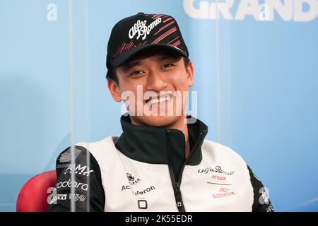 Suzuka, Japan. 6. Oktober 2022. Alfa Romeos chinesischer Fahrer Zhou Guanyu nimmt an einer Pressekonferenz im Vorfeld des Großen Preises der Formel 1 in Suzuka, Japan, am 6. Oktober 2022 Teil. Quelle: Zhang Xiaoyu/Xinhua/Alamy Live News Stockfoto