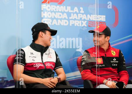 Suzuka, Japan. 6. Oktober 2022. Der chinesische Fahrer von Alfa Romeo, Zhou Guanyu (L), spricht mit dem Monegassischen Ferrari-Fahrer Charles Leclerc während einer Pressekonferenz im Vorfeld des Großen Preises der Formel 1 in Suzuka, Japan, am 6. Oktober 2022. Quelle: Zhang Xiaoyu/Xinhua/Alamy Live News Stockfoto