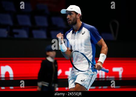 Tokio, Japan. 6. Oktober 2022. Borna CORIC (CRO) im Einsatz gegen Brandon NAKASHINA (USA) während ihres Spiels bei den Rakuten Japan Open Tennis Championships 2022 im Ariake Coliseum. Das Turnier findet vom 1. Bis 9. Oktober statt. (Bild: © Rodrigo Reyes Marin/ZUMA Press Wire) Stockfoto