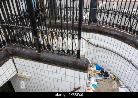 In Camden Town, London, angesammelter Müll, der sich in der öffentlichen Bequemlichkeit der Herren oder auf der inzwischen nicht mehr verwendeten Toilette befindet, VEREINIGTES KÖNIGREICH Stockfoto