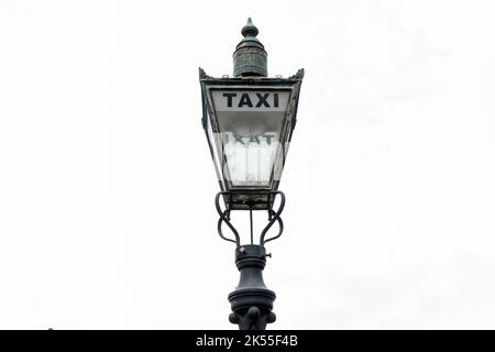 Viktorianische Straßenlampe an einem Taxistand in Camden Town, London, Großbritannien Stockfoto
