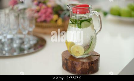 Fruchtwasser mit Zitronenlime Gurke und Minze in Glaskrug Stockfoto