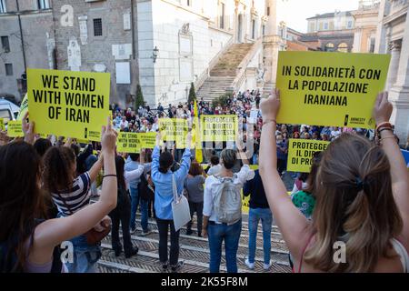 Rom, Italien. 05. Oktober 2022. Sit-in organisiert in Rom von Amnesty International Italia in Solidarität mit iranischen Frauen (Foto: Matteo Nardone/Pacific Press) Quelle: Pacific Press Media Production Corp./Alamy Live News Stockfoto