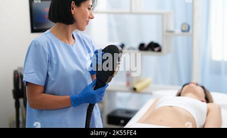 Frau erhält Behandlung mit ästhetischen dermatologischen Gerät Stockfoto