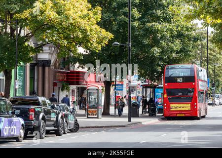 Ein Bus 43 hält vor dem Coronet, einem ehemaligen Kino, heute ein unabhängiger Pub, an der Holloway Road, London, Großbritannien Stockfoto