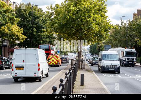 Blick nach Süden entlang der Holloway Road in der Nag's Head Gegend von Islington, London, Großbritannien Stockfoto