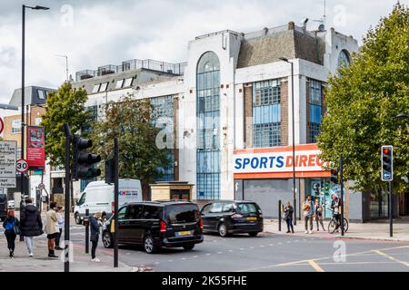 Sports Direct Store an der Ecke Holloway Road und Camden Road, London, Großbritannien Stockfoto