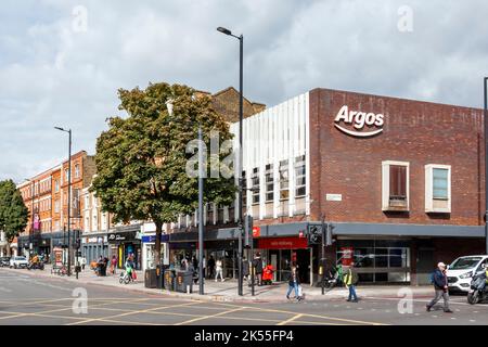 Argos-Geschäft an der Ecke Holloway Road und Tollington Road im Nag's Head-Gebiet in Islington, London, Großbritannien Stockfoto