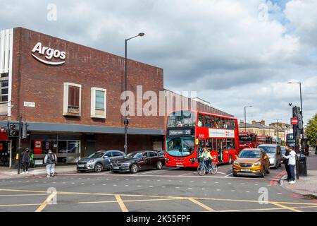 Argos-Geschäft an der Ecke Holloway Road und Tollington Road im Nag's Head-Gebiet in Islington, London, Großbritannien Stockfoto