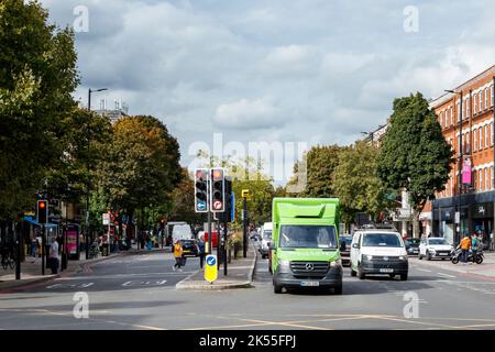 Blick nach Norden entlang der Holloway Road an der Kreuzung mit der Tollington Road und der Camden Road im Nag's Head Gebiet in Islington, London, Großbritannien Stockfoto