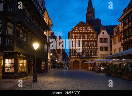 Strasbourg Elsass Frankreich Abend September 2022 das Restaurant-Gebiet im Zentrum von Strasbour in der Nähe der Kathedrale Stockfoto