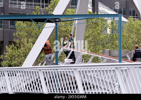 Melbourne, Australien, 6. Oktober 2022. Eine Frau steht am Rande einer Brücke, als Polizisten versuchen, sie von der Southbank Fußgängerbrücke (Evan Walker Bridge) über den Yarra River, Melbourne, Australien, zu sprechen. Ein Polizeisprecher sagte, „Eine Frau sei früher am Tag aus der Pflege entlassen worden und hatte eine Episode und wusste nichts von ihrer Umgebung“. Quelle: Michael Currie/Speed Media/Alamy Live News Stockfoto