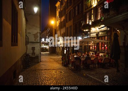 Strasbourg Elsass Frankreich Abend September 2022 das Restaurant-Gebiet im Zentrum von Strasbour in der Nähe der Kathedrale. Hier sieht man das traditionelle Elsass Stockfoto