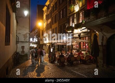 Strasbourg Elsass Frankreich Abend September 2022 das Restaurant-Gebiet im Zentrum von Strasbour in der Nähe der Kathedrale. Hier sieht man das traditionelle Elsass Stockfoto