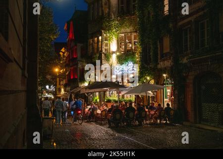 Straßburg Elsass Frankreich Abend September 2022 das Restaurantgebiet im Zentrum von Strasbour ganz in der Nähe des Cathdral, hier das bekannte Le Qu Stockfoto