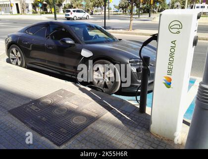 Porsche Taycan an der Ibedrola Ladestation. Malaga, Spanien. Stockfoto