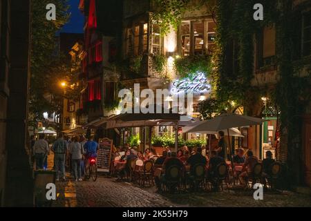 Straßburg Elsass Frankreich Abend September 2022 das Restaurantgebiet im Zentrum von Strasbour ganz in der Nähe des Cathdral, hier das bekannte Le Qu Stockfoto