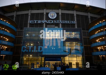 Manchester, Großbritannien. 05. Oktober 2022. Das Etihad Stadium ist bereit für das UEFA Champions League-Spiel zwischen Manchester City und dem FC Kopenhagen in Manchester. (Foto: Gonzales Photo/Alamy Live News Stockfoto