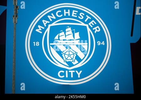 Manchester, Großbritannien. 05. Oktober 2022. Das Manchester City-Abzeichen, das im Etihad Stadium beim UEFA Champions League-Spiel zwischen Manchester City und dem FC Kopenhagen in Manchester zu sehen war. (Foto: Gonzales Photo/Alamy Live News Stockfoto