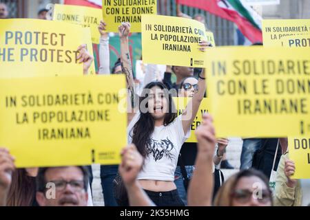 Rom, Italien. 05. Oktober 2022. Sit-in organisiert von Amnesty International Italia in Solidarität mit iranischen Frauen in Rom (Foto: Matteo Nardone/Pacific Press/Sipa USA) Quelle: SIPA USA/Alamy Live News Stockfoto