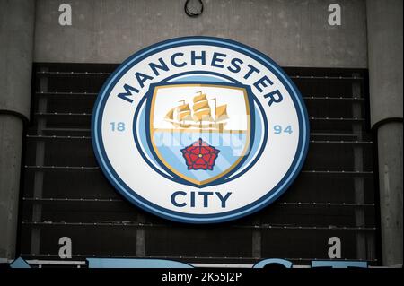 Manchester, Großbritannien. 05. Oktober 2022. Das Manchester City-Abzeichen, das im Etihad Stadium beim UEFA Champions League-Spiel zwischen Manchester City und dem FC Kopenhagen in Manchester zu sehen war. (Foto: Gonzales Photo/Alamy Live News Stockfoto