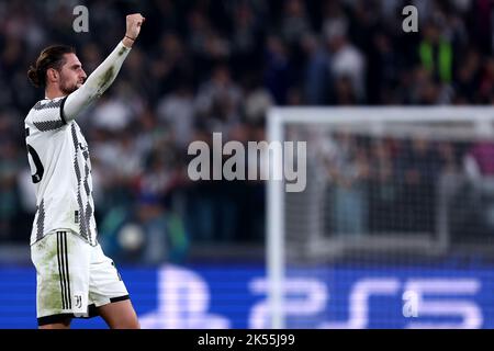 Turin, Italien. 05/10/2022, Adrien Rabiot von Juventus FC feiert am 5. Oktober 2022 in Turin, Italien, das Ende des UEFA Champions League Group H Fußballspiels zwischen Juventus und Maccabi Haifa FC im Allianz Stadium. Stockfoto