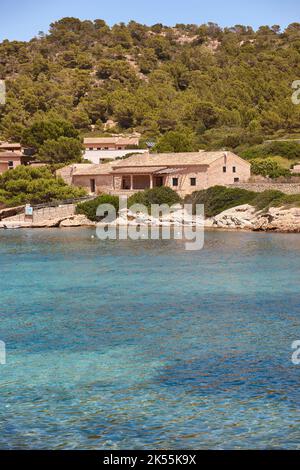 Türkisfarbenes Wasser in der Küstenlandschaft der Insel Cabrera. Balearen. Spanien Stockfoto