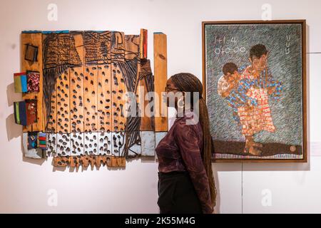 London, Großbritannien. 6 Oktober 2022 . L-R. EL ANATSUI (B. 1944) OGA I Schätzung: GBP 60.000 – GBP 80.000 , Halafinet 2, Schätzung: GBP 30.000 – GBP 50.000at die Vorschau auf Christies Aplace ohne Namenswerke aus der Sammlung Sina Jina . Der Verkauf findet am 13. Oktober statt. Kredit: amer ghazzal/Alamy Live Nachrichten. Stockfoto