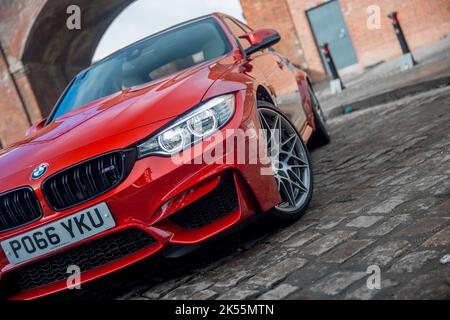 Die Vorderseite Eines Sakhir Orange 2016 BMW M3 F80 Competition Pack mit Diamond Cut Competition Alloy Wheels Stockfoto