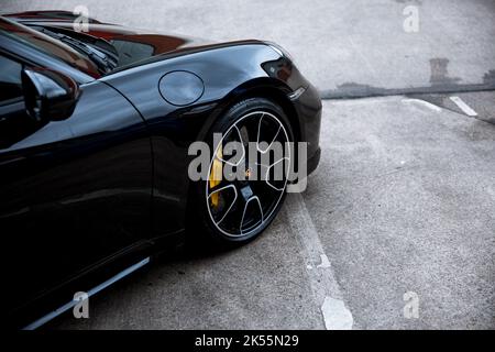 Das Front Diamond Cut Alloy Wheel eines Black 2022 Porsche 911 Turbo S 992 mit gelben Bremssätteln und Carbon-Keramik-Bremsscheiben Stockfoto