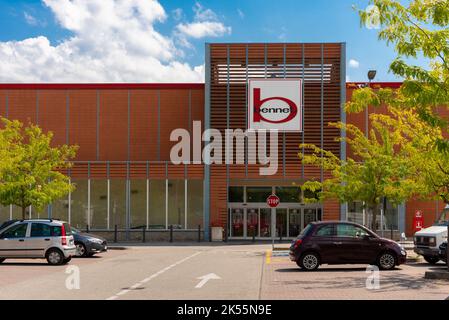 Santa Vittoria di Alba, Cuneo, Italien - 16. august 2022: Bennett-Logo vor dem Einkaufszentrum in Santa Vittoria Di Alba. Es handelt sich um eine Hypermarktkette Stockfoto