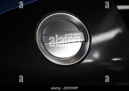 Das R8 Silver Fuel Door Cap Logo auf den Carbon Side Blades eines Audi R8 Supercar aus dem Jahr 2010 Stockfoto