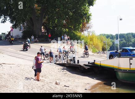 Ein Blick auf Radfahrer, die an einem Sommertag am Rheinufer Freizeit verbringen Stockfoto