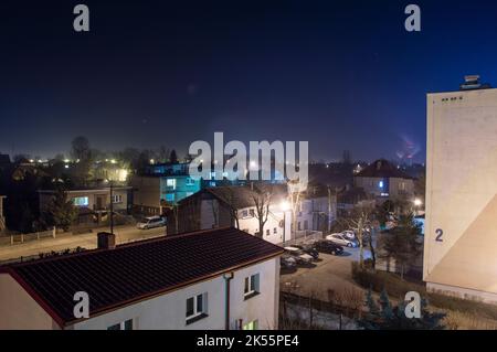 Winterabend in der Stadt, Nacht und Rauch aus den Schornsteinen. Stockfoto