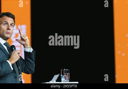 Präsident Emmanuel Macron spricht während der jährlichen Tech-Konferenz „Inno Generation“, die die französische Investmentbank Bpifrance am 6. Oktober 2022 in Paris, Frankreich, organisiert hat. Foto von Romain Gaillard/Pool/ABACAPRESS.COM Stockfoto