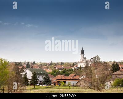 Bild des Panoramas der Stadt Grocka, Serbien, im Frühling, mit einem Fokus auf die serbische Kirche der Heiligen Dreifaltigkeit. Grocka ist eine Gemeinde von Stockfoto