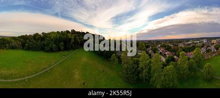 Eine schöne Sommerlandschaft mit grüner Vegetation und einer kleinen Stadt. Harrow on the Hill, England, Großbritannien. Stockfoto