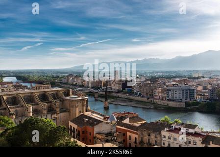 Überblick über Tortosa und den Ebro Fluss in Tortosa, Tarragona, Katalonien, Spanien Stockfoto