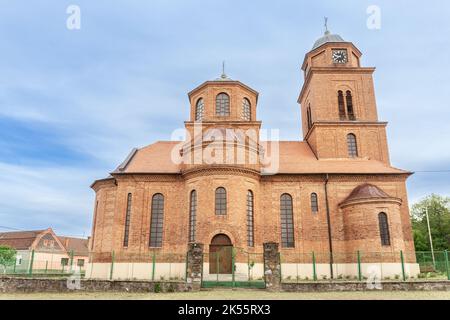 Bild der ikonischen orthodoxen Kirche von Veliko Sredist in Serbien, aufgenommen an einem bewölkten Nachmittag. Veliko Središte ist ein Dorf in Serbien. It Stockfoto