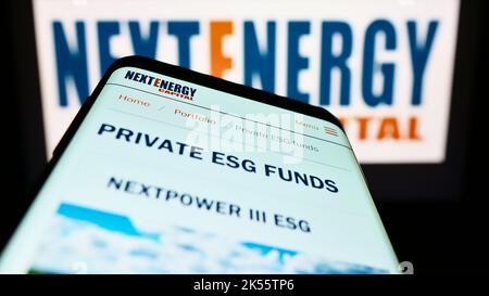 Mobiltelefon mit Website des britischen Unternehmens NextEnergy Capital Limited auf dem Bildschirm vor dem Unternehmenslogo. Konzentrieren Sie sich auf die obere linke Seite des Telefondisplays. Stockfoto
