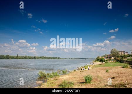 Panorama der Donau in Serbien mit Menschen am Strand während eines sonnigen Sommernachmittages in Stari Slankamen, Serbien. Die Donau ist Europas Sekon Stockfoto