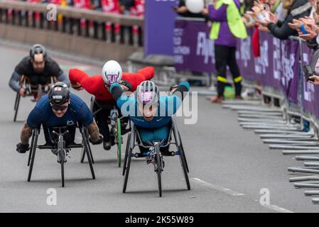 Tomoki Suzuki Rollstuhlfahrer beim TCS 2022 London Marathon Elite Rollstuhlrennen in Tower Hill, London, Großbritannien. Führt David Weir und Chaser an Stockfoto