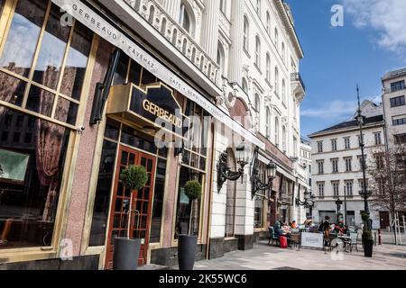 BUDAPEST, UNGARN - 27. FEBRUAR 2022: Hauptfassade des Cafe Gerbeaud auf dem Vorosmarty Ter Platz. Gerbeaud ist eine große Konditorei in Budapest. Stockfoto