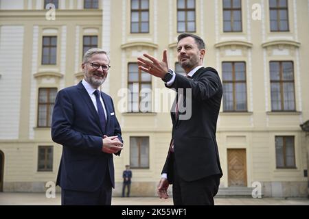 Prag, Tschechische Republik. 06. Oktober 2022. Der tschechische Premierminister Petr Fiala, links, begrüßt den slowakischen Ministerpräsidenten Eduard Heger, rechts, am 6. Oktober 2022 auf der Prager Burg, zur ersten Sitzung der neuen politischen Gruppe der Europäischen Politischen Gemeinschaft (EPC). Quelle: Ondrej Deml/CTK Photo/Alamy Live News Stockfoto