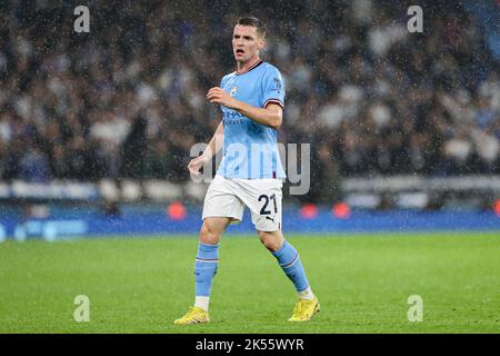Manchester, Großbritannien. 05. Oktober 2022. Sergio Gomez aus Manchester City während des UEFA Champions League-Spiels zwischen Manchester City und dem FC Manchester Kopenhagen im Etihad Stadium, Manchester, England am 5. Oktober 2022. Foto von Ben Wright. Nur zur redaktionellen Verwendung, Lizenz für kommerzielle Nutzung erforderlich. Keine Verwendung bei Wetten, Spielen oder Veröffentlichungen einzelner Clubs/Vereine/Spieler. Kredit: UK Sports Pics Ltd/Alamy Live Nachrichten Stockfoto