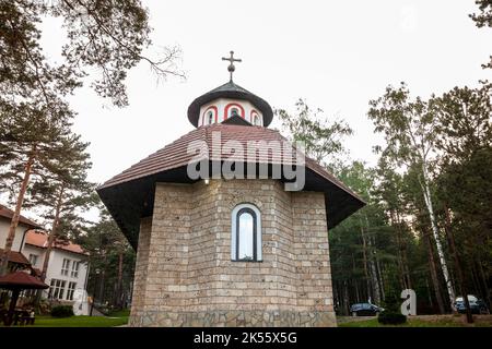 Bild des ikonischen Turms der serbischen orthodoxen Kirche von Divcibare in Serbien. Stockfoto