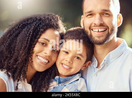 Mutter, Kind und Vater im Porträt als glückliche Familie im Freien, die Sommerferien genießt und sich verbindet. Lächeln, Mama und Papa mit Kleinkind Stockfoto