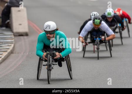 Jake Lappin, ein Rollstuhlfahrer, der beim Elite-Rollstuhlrennen des TCS 2022 London Marathon in Tower Hill, London, Großbritannien, an der Spitze der Verfolgergruppe steht Stockfoto