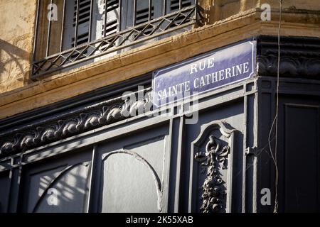 Bild von einem Straßenschild der Rue Sainte Catherine in Bordeaux, Frankreich. Die Rue Sainte-Catherine, eine 1,2 km lange Fußgängerzone, ist die Haupteinkaufsstraße Stockfoto